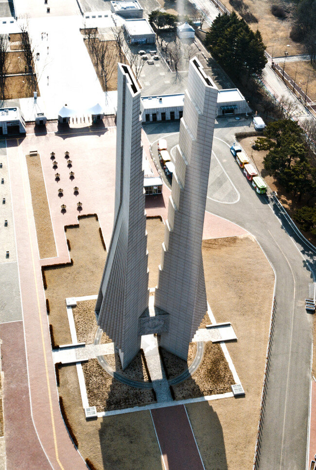 입구에 위치한 51미터 높이의 '겨레의 탑'은 하늘로 날아오르는 새의 날개와 기도하는 양손의 모습을 보여준다.