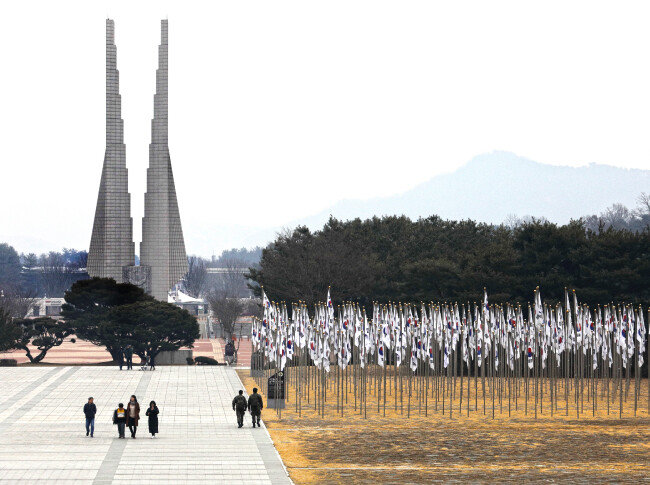 독립기념관 입구에 51m 높이의 ‘겨레의 탑’이 우뚝 서 있다.