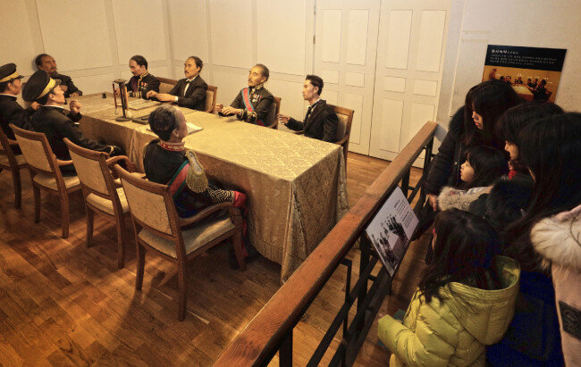 일제는 ‘을사늑약’을 통해 대한제국의 외교권을 박탈했다. 어린이들이 늑약이 체결된 당시 회의장을 본떠 만든 모형을 바라보고 있다.