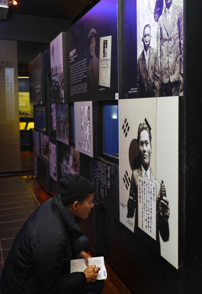 한 관람객이 ‘나는 조국의 독립과 자유를 회복하기 위하여 한인 애국단의 일원이 되겠다’고 적힌 윤봉길 의사의 선서문을 바라보고 있다.