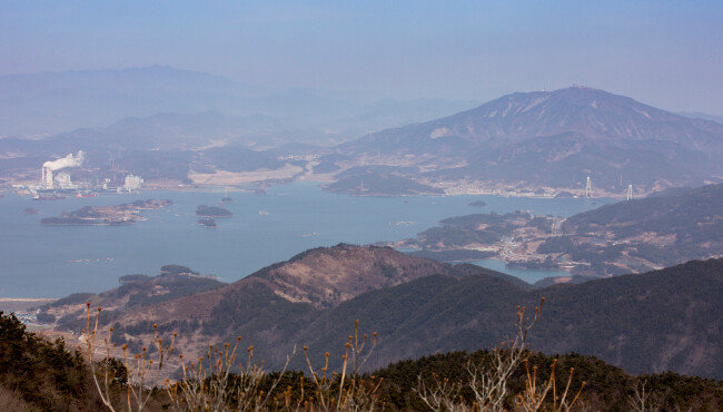 망운산 북서쪽 방향에서 보면 멀리 지리산 천왕봉이 보인다.
