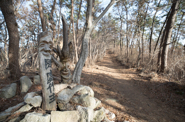 환한 미소의 장승이 등산객들을 반겨준다.
