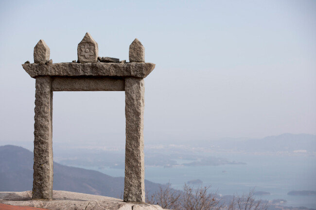망운사 일주문 뒤로 바라다보이는 다도해.