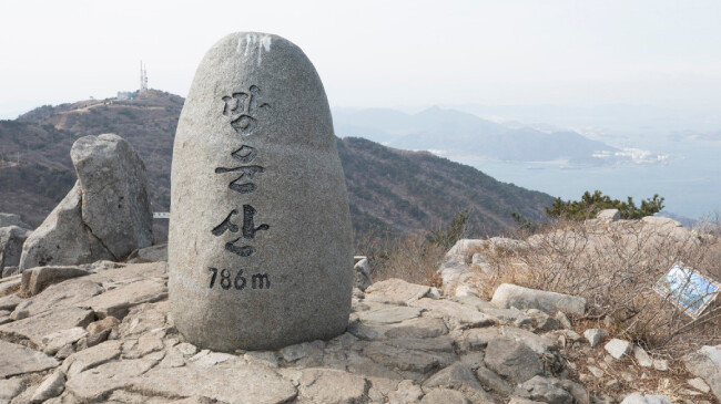 망운산은 제주도 한라산, 울릉도 성인봉 다음으로 우리나라 섬에서 세 번째로 높은 산이다. 해발 786m를 알리는 정상 표지석.