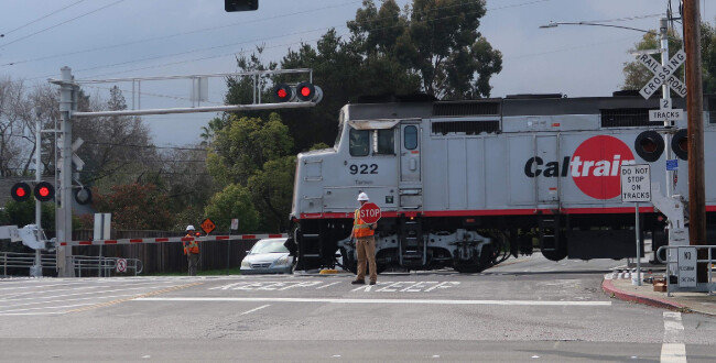 미국 샌프란시스코와 실리콘밸리를 잇는 통근열차 캘트레인(Caltrain). 한동안 미국에서는 이 일대 고교생들이 열차에 뛰어들어 스스로 목숨을 끊는 사고가 이어져 사회문제가 됐다.