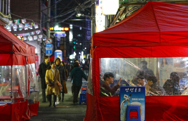 을지로 수표동 내 오래된 맛집들. 최근 서울시는 이러한 노포들이 온라인에서 화제를 모으자 수표도시환경정비사업을 전면 재검토하기로 했다.