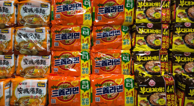 서울 용산구 한 대형마트에 농심, 삼양식품, 오뚜기의 라면 제품(왼쪽부터)이 진열돼 있다.