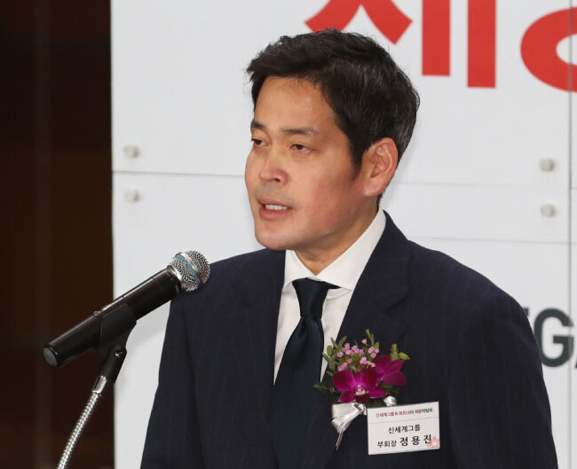 정용진 신세계그룹 부회장이 2018년 3월 28일 서울 강남구 코엑스에서 열린 신세계그룹 상생 채용박람회에서 인사말을 하고 있다. [뉴스1]