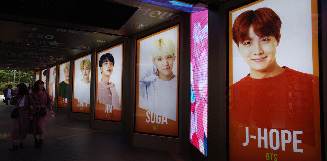 2018년 10월 9일 서울 중구 롯데백화점 본점 스타의 거리에 방탄소년단(BTS) 포스터가 전시돼 있다. [뉴스1]