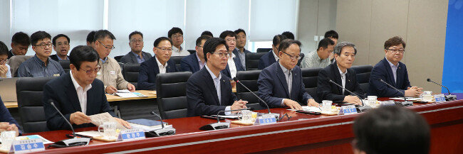 2018년 8월 27일 양승조 충남지사가 박형구 한국중부발전 사장 등 대기오염물질 다량배출 12개 사업장 대표와 간담회를 하고 있다. [뉴시스]