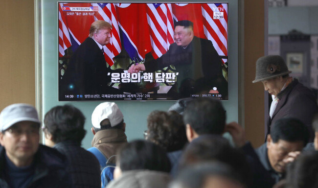 2월 28일 서울역에서 시민들이 TV로 2차 북·미 정상회담을 지켜보고 있다. [송은석 동아일보 기자]