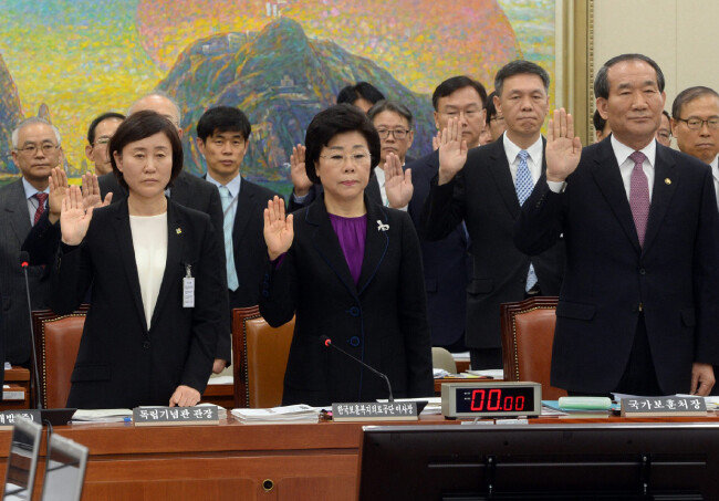 2014년 10월 10일 국회 국정감사에서 증인 선서를 하는 윤주경 독립기념관장, 김옥이 한국보훈복지의료공단 이사장, 박승춘 보훈처장(왼쪽부터). [동아 DB]