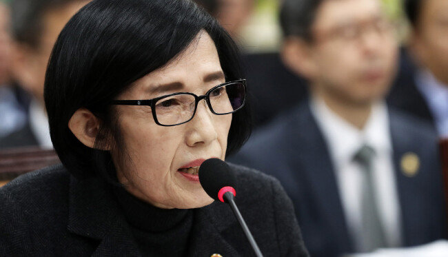 2018년 10월 서울 여의도 국회에서 열린 정무위원회의 국정감사에서 답변하는 피우진 국가보훈처장. [뉴스1]