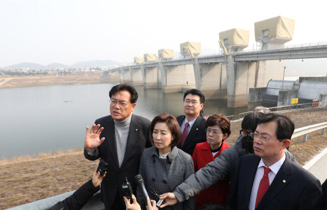 나경원 자유한국당 원내대표, 정진석 의원 등 자유한국당
4대강 보 파괴저지 특별위원회 관계자들이 3월 4일 충남 금강 공주보 현장을 둘러보며 인터뷰를 하고 있다. 