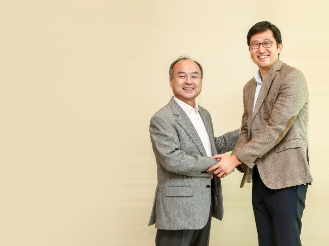 손정의 소프트뱅크 그룹 회장(왼쪽)과 김범석 쿠팡 대표. [쿠팡 제공]