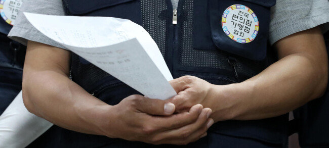 전국편의점가맹점협회 관계자들이 2018년 7월 16일 서울 성북구 전국편의점가맹점협회 사무실에서 최저임금 인상 공동대응책을 발표하고 있다. [뉴시스]