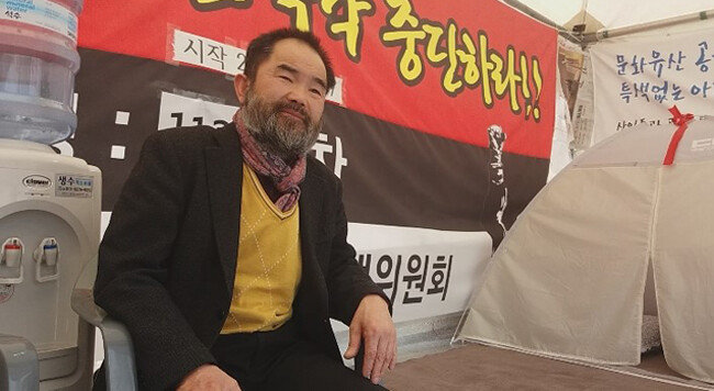 28일 강문원 청계천 생존권사수 비상대책위원회 위원장이 농성장(서울 중구 충무로)에서 재개발 반대 의견을 피력하고 있다. [김우정 기자]