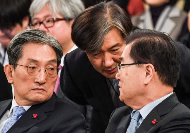 대화를 나누는 청와대 관료들. 왼쪽부터 노영민 비서실장, 조국 민정수석, 정의용 국가안보실장. [청와대기자단]
