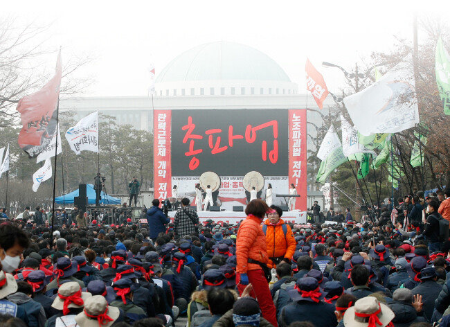3월 6일 서울 여의도 산업은행 앞에서 전국민주노동조합총연맹 총파업대회가 열리고 있다. 
민주노총은 탄력근로제 단위기간 확대 합의안과 최저임금 개편안의 국회 입법 저지를 요구했다. [뉴스1]