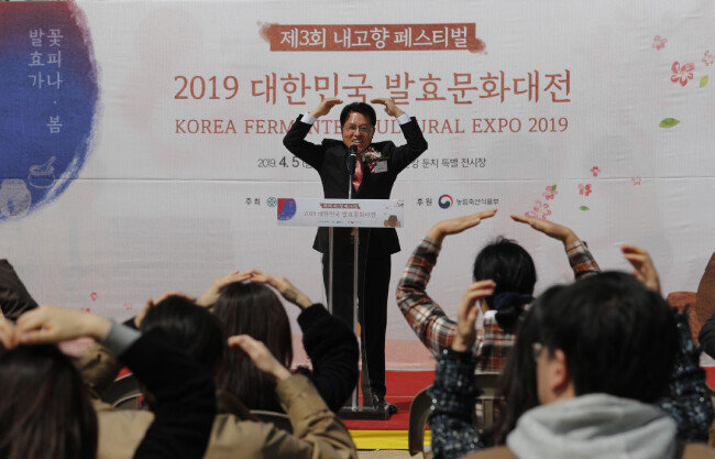 정운천 바른미래당 의원이 축사 중 관람객들 앞에서 율동을 선보이고 있다. 