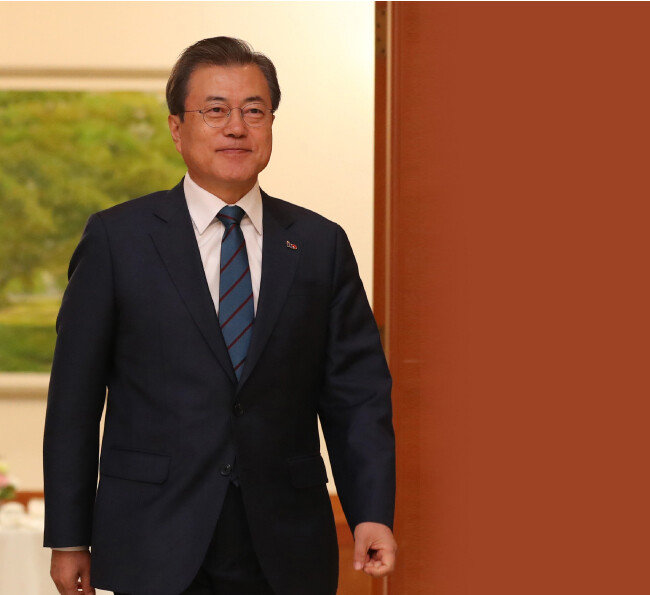 문재인 대통령이 4월 8일 신임 장관 임명장 수여식을 하러 청와대 본관 충무실에 들어서고 있다 [청와대사진기자단]