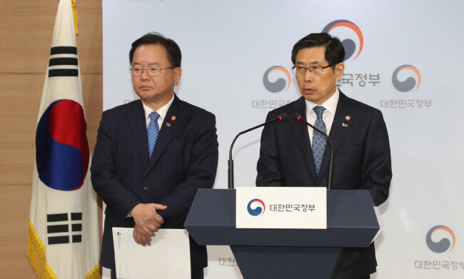 박상기 법무부 장관(오른쪽)과 김부겸 행정안전부 장관이 3월 19일 정부서울청사에서 김학의 사건 등과 관련해 후속조치를 발표하는 긴급기자회견을 하고있다. [동아DB]
