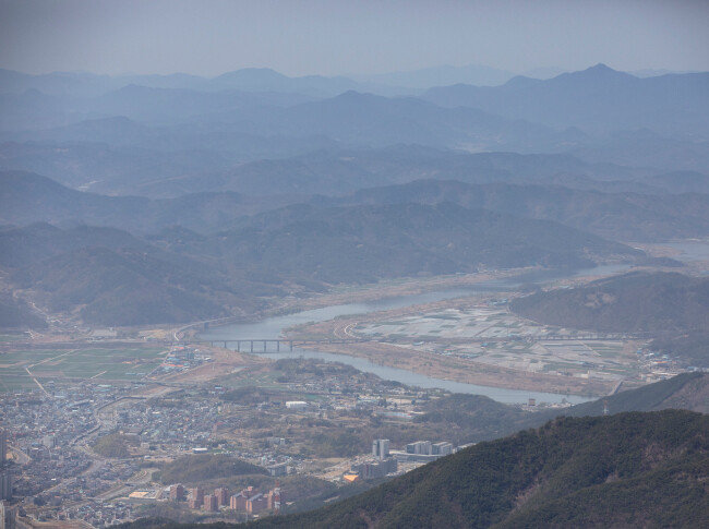 비슬산 정상에서 내려다본 달성시내.