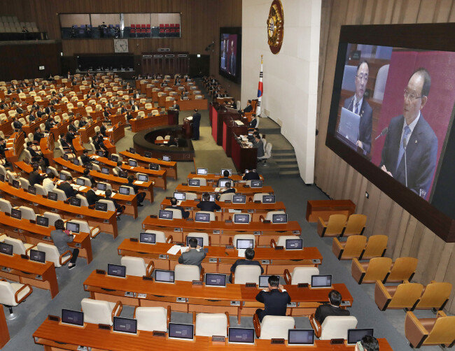 3월 21일 국회 본회의에서 홍남기 경제부총리가 최운열 더불어민주당 의원의 경제 분야 대정부 질문에 답하고 있다. [뉴스1]