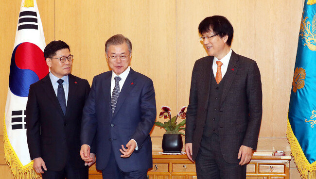 문재인 대통령이 1월 30일 청와대에서 이제민 국민경제자문회의 부의장(오른쪽), 이정동 경제과학특별보좌관과 오찬 간담회를 하기에 앞서 기념촬영을 하고 있다. [청와대사진기자단]
