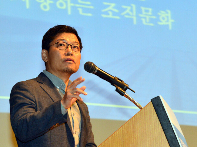 2016년 6월 1일 서울 중구 대한상공회의소에서 열린 기업문화와 기업경쟁력 컨퍼런스에서 주제 발표하는 이정동 서울대 교수. [뉴스1]