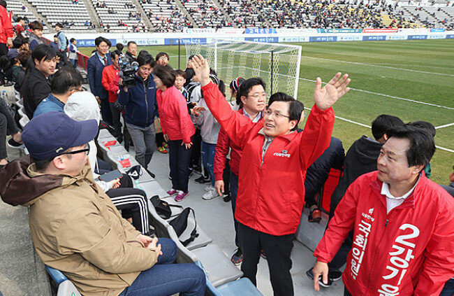 3월 30일 황교안 대표가 프로축구경기가 열린 창원축구센터에 들어와 창원성산 보궐선거 유세를 하고 있다. [자유한국당 홈페이지]