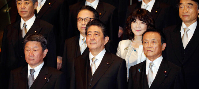 일본 아베 신조 총리(앞줄 가운데)와 내각 각료들. [AP=뉴시스]