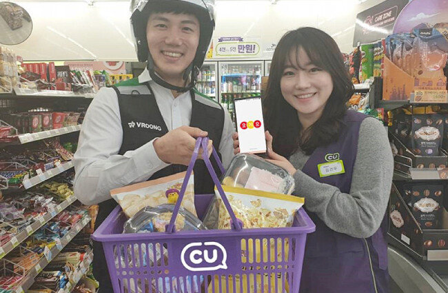 CU는 3월부터 배달앱 ‘요기요’, 메쉬코리아 ‘부릉’과 손잡고 배달 서비스를 시작했다. [BGF리테일 제공]