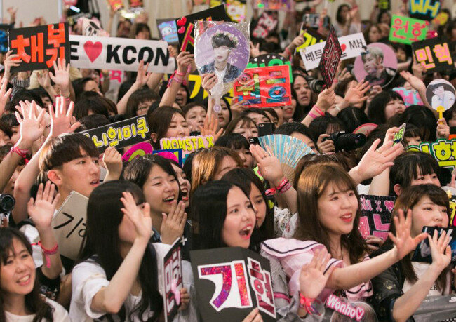 2017년 5월 20일 일본 지바에서 열린 ‘케이콘(KCON) 2017 재팬’ 콘서트에 참석한 팬들이 한류 스타의 이름을 쓴 피켓과 사진을 든 채 환호하고 있다. [CJ E&M 제공]
