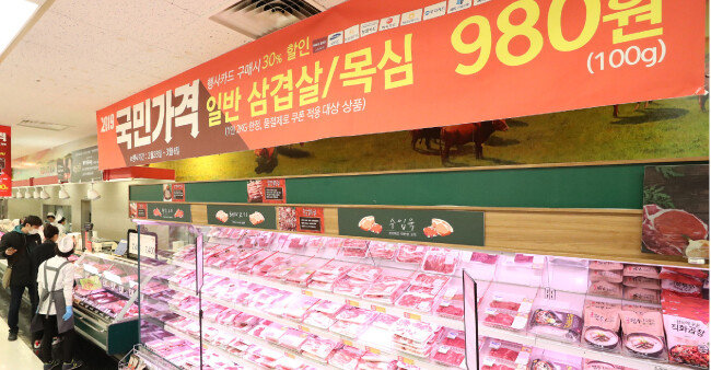 2019년 3월 3일 서울 용산구 이마트 용산점에서 시민들이 삼겹살을 구매하고 있다. 업체 측은 삼겹살데이(3월 3일)를 전후해 지정된 카드로 결제 시 삼겹살을 100g에 980원에 할인 판매했다. [동아일보 김재명 기자]