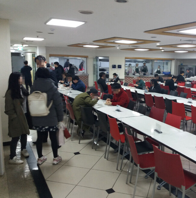 3월 27일 오전 6시 30분경 노량진 강남교회를 찾은 수험생들이 무료로 제공되는 아침식사를 하고 있다. [김우정 기자]