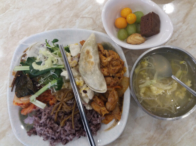 노량진 고시촌 한 고시 뷔페의 저녁 식단. [김우정 기자]
