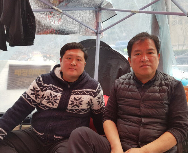 3월 25일 서울 선릉 BGF리테일 본사 맞은편 ‘CU상생촉구’ 농성장에서 만난 편의점주 최종열(오른쪽), 박지훈(왼쪽) 씨. [정보라 기자]