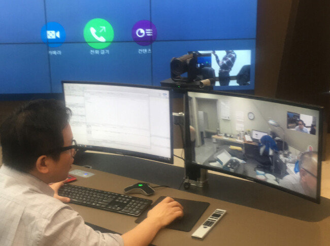 가천의대 길병원에서 원격의료 시스템을 이용해 남극기지와 소통하는 모습. [극지연구소 제공]