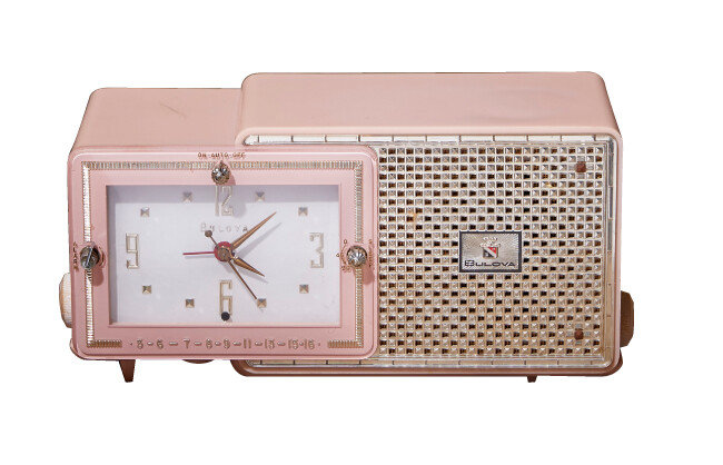 시계 브랜드로 알려진 불로바(BULOVA)에서 만든 라디오 ‘model 120’. 화려한 디자인과 소재(카탈린)의 희소성으로 고가다.