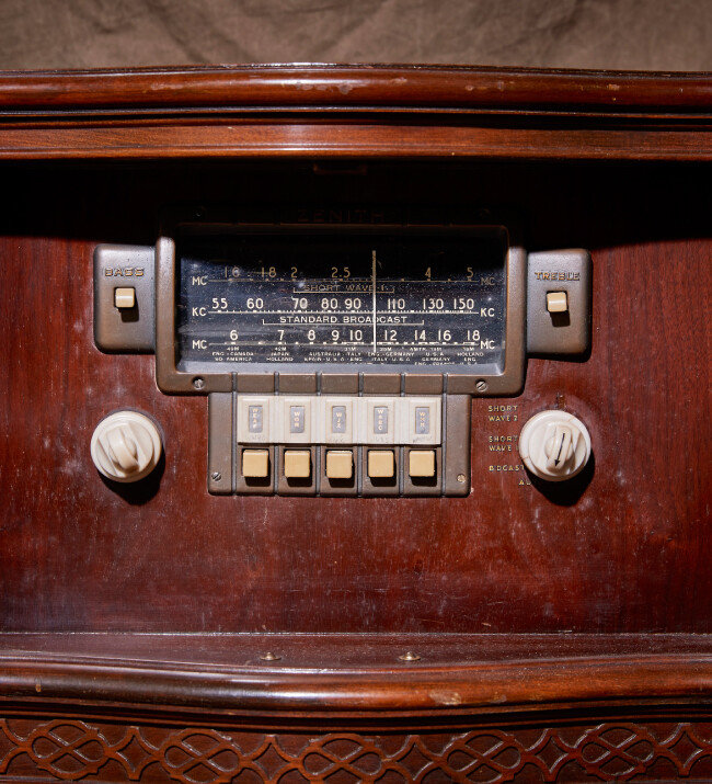 마그나복스(MAGNAVOX)의 진공관 라디오. 