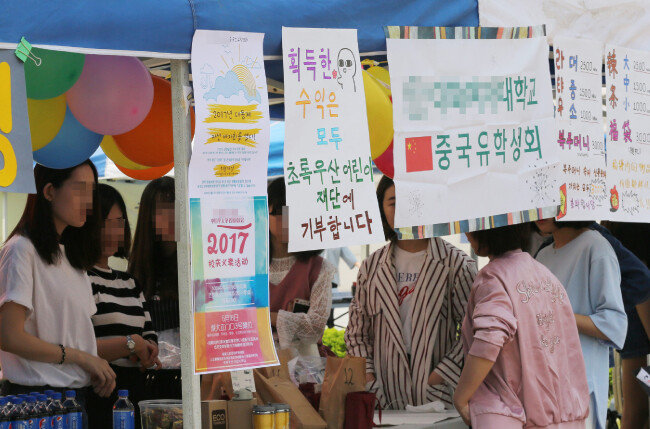 대학교 축제에 참가해 중국 기념품을 판매하는 중국유학생회 학생들.