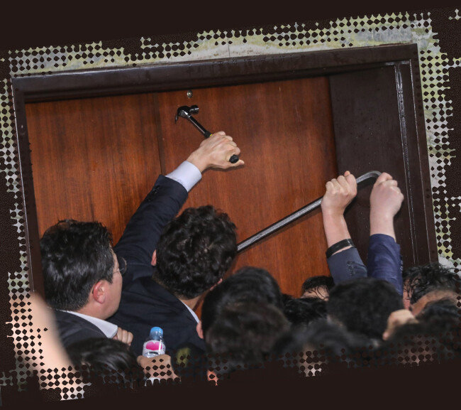 4월 26일 더불어민주당 내지 국회사무처 관계자들이 노루발못뽑이(일명 빠루)와 장도리를 사용해 국회사무처 의안과 진입을 시도하고 있다. [뉴스1]