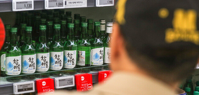 5월 1일 서울 한 대형마트에 진열된 소주. 하이트진로는 이날부터 소주 참이슬 후레쉬와 참이슬 오리지널(360㎖)의 공장 출고가격을 병당 1015.7원에서 65.5원 오른 1081.2원으로 책정했다. [뉴스1]