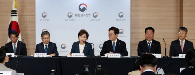 김현미 국토교통부 장관(왼쪽에서 세 번째)이 5월 7일 정부서울청사에서 수도권 30만 호 주택공급 방안에 따른 제3차 신규택지 추진계획을 발표하고 있다. 정부는 이날 3기 신도시로 고양시 창릉, 부천시 대장지구를 발표했다. [뉴스1]