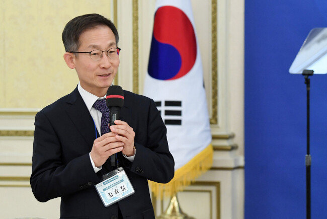 문재인 대통령이 4월 1일 청와대에서 열린 시민사회단체 초청 간담회 중 김호철 민변 회장의 발언을 듣고 있다. [청와대사진기자단]