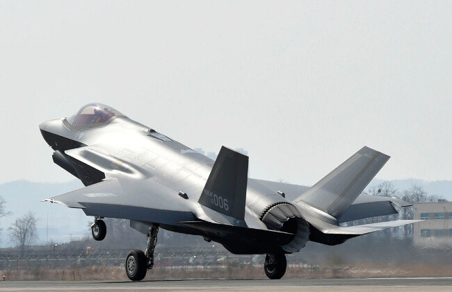 스텔스 전투기 F-35A가 3월 29일
공군 청주기지에 착륙하고 있다. [방위사업청 제공]