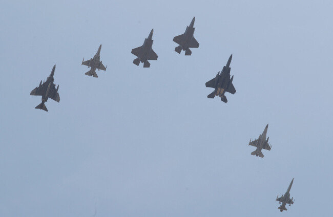 공군의 스텔스 전투기 F-35A 2대(왼쪽 세 번째, 네 번째)가 3월 29일 충북 청주 상공을 비행하고 있다. [뉴스1]