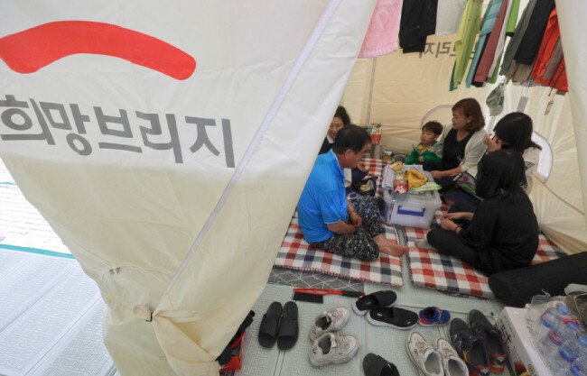 토성면 천진초등학교 실내체육관에 머물고 있는 이재민들.