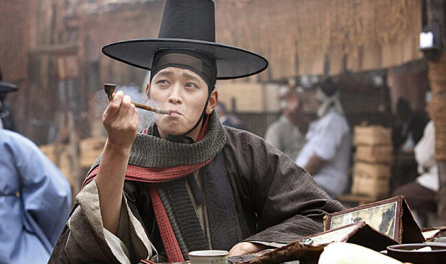 배우 강동원이 주연을 맡은 영화 ‘전우치’의 한 장면. [영화사 집 제공]